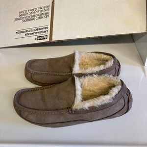 Ladies UGG house shoes/slippers size 9
